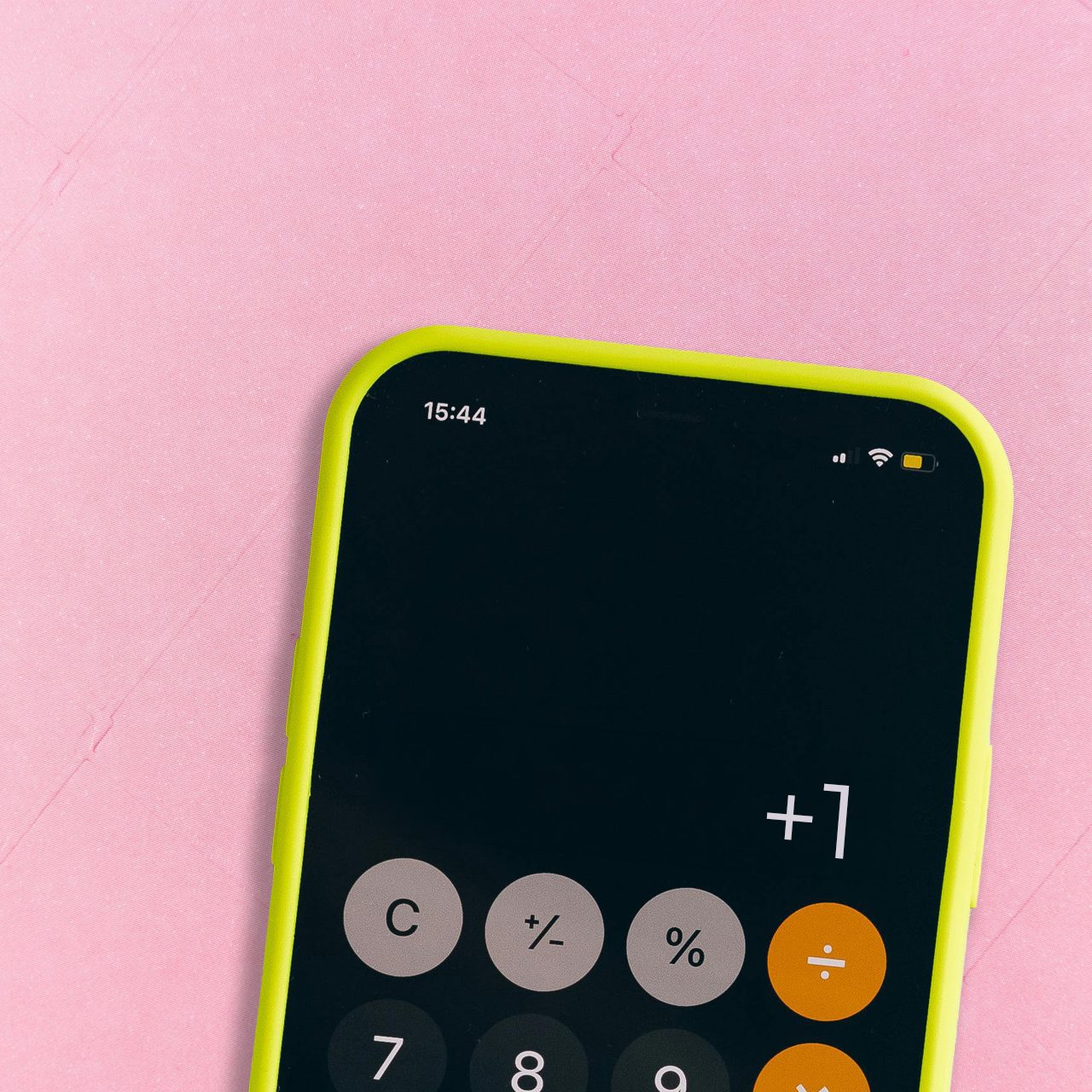 Vielfalt verbindet – gemeinsam stark organisiert Bunte Büroklammern in Pink, Gelb und Weiß liegen verstreut auf rosa Hintergrund – Symbol für Ordnung und Vielfalt.